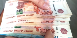 女人在计算她的薪水。钱包里的俄罗斯钱的特写视频素材模板下载