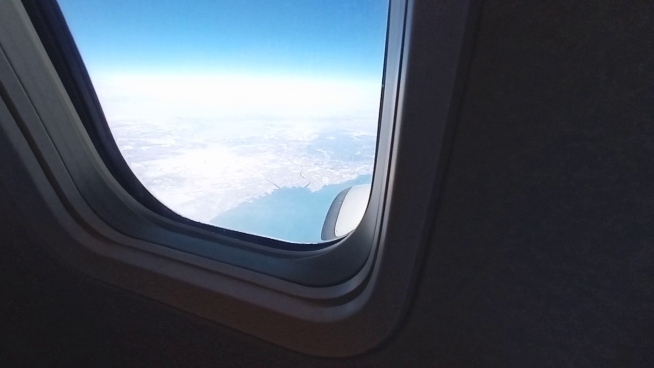 从北海道上空的飞机窗口看到的雪景