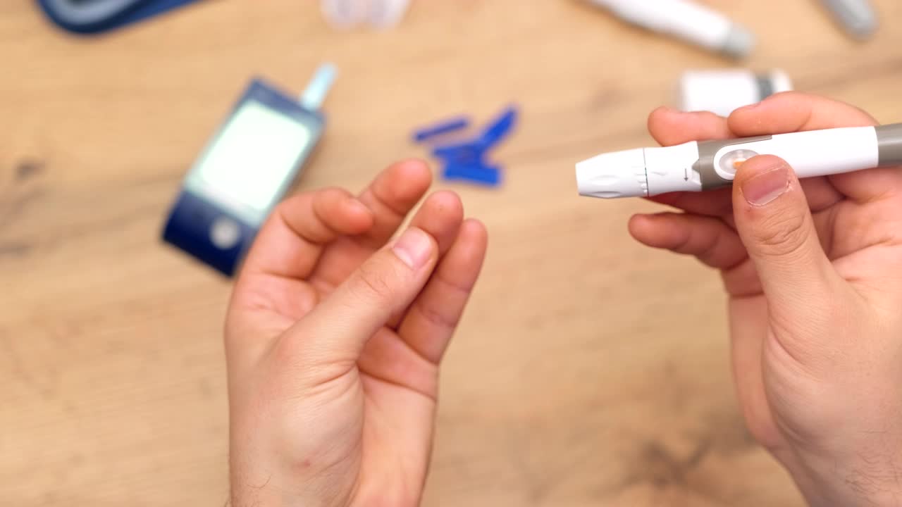 糖尿病患者刺破手指，出现血滴，检查血糖水平，血糖概念。