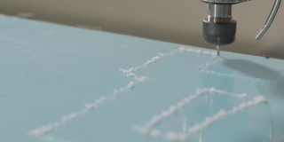 数控切割机在工作时，切割亚克力塑料片材。制作广告招牌的数控切割机在工作时，切割亚克力塑料片材。广告招牌制作