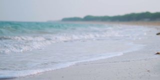在印度古吉拉特邦的夏天，希夫拉普尔海滩的海景和天空。夏天海滩背景。海浪拍打着海岸