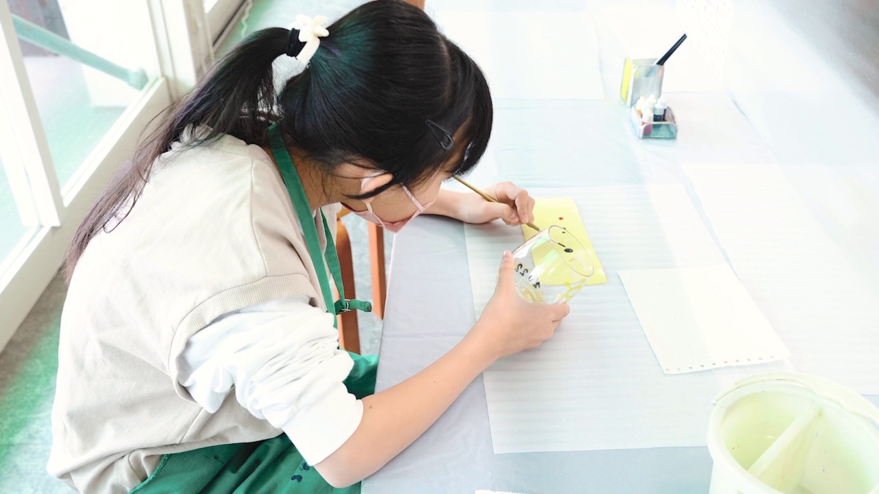 詳情圖-亞洲女孩在玻璃體驗車間有繪畫經驗