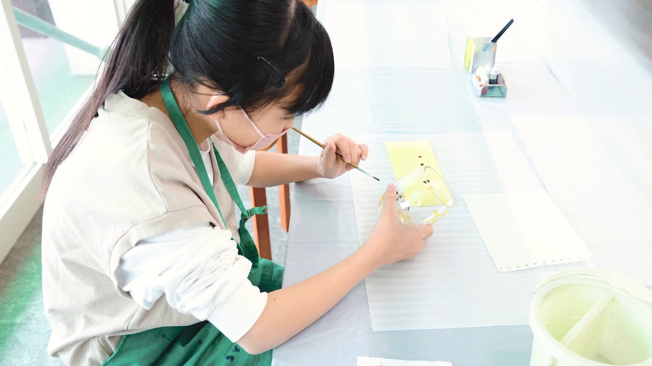 詳情圖-亞洲女孩在玻璃體驗車間有繪畫經驗