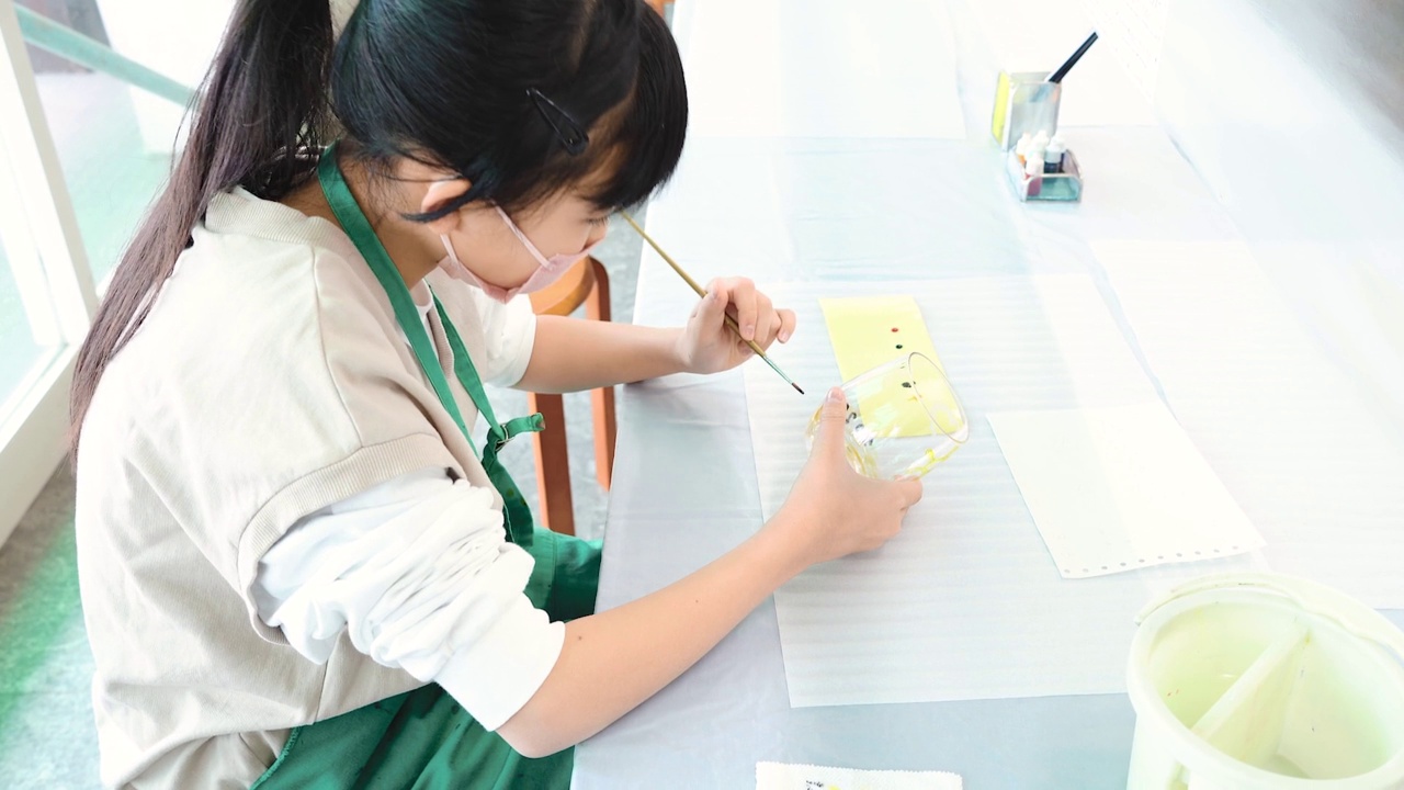 詳情圖-亞洲女孩在玻璃體驗車間有繪畫經驗