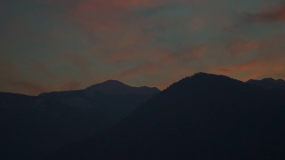 日落时分，在印度喜马偕尔邦的马纳里，积雪上方的橙色云朵覆盖着喜马拉雅山脉。山上的日落。自然背景。山上的天空变成了橘黄色。