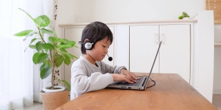 日本男孩在家上网络课程