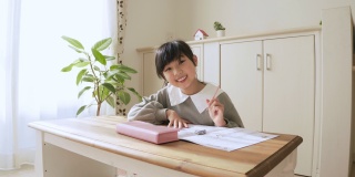 日本小学生在客厅里做作业