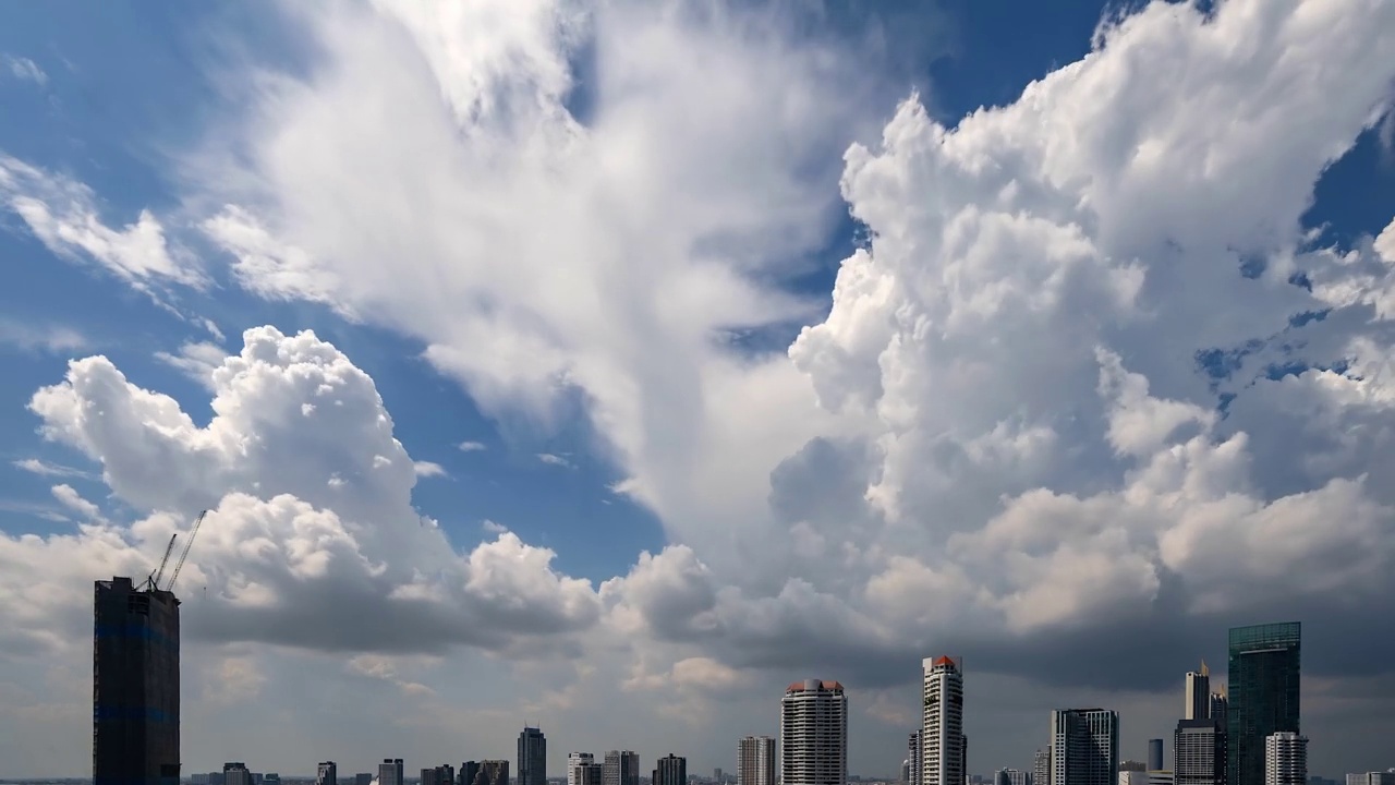 泰国曼谷城市上空的云层运动。