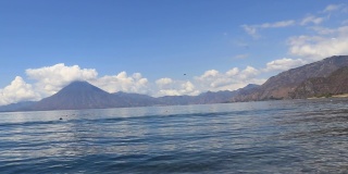 从危地马拉帕纳雅切尔海岸俯瞰阿提特兰湖，背景是火山