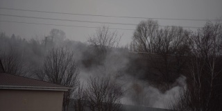 一处私人住宅着火，浓烟直冲屋顶。