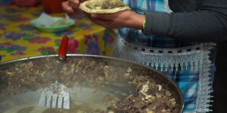 西语裔印第安妇女为午餐供应玉米饼