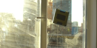 真空吸尘器机器人在高层建筑室外清洁窗户