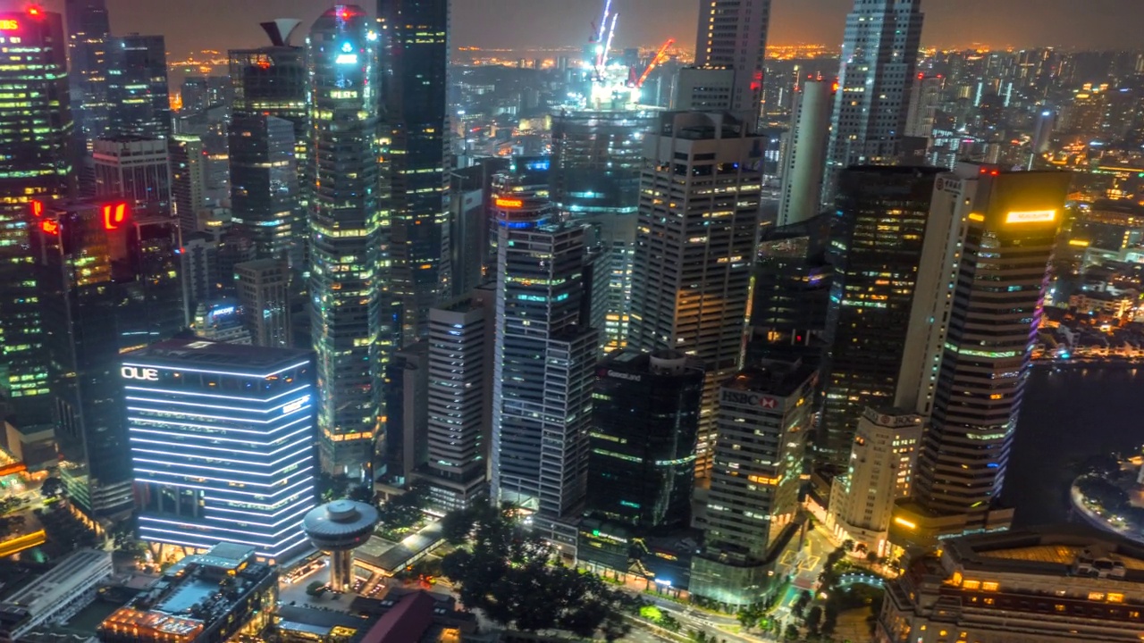 新加坡城市金融中心商务区大楼的夜景，俯瞰富尔顿路和海角
