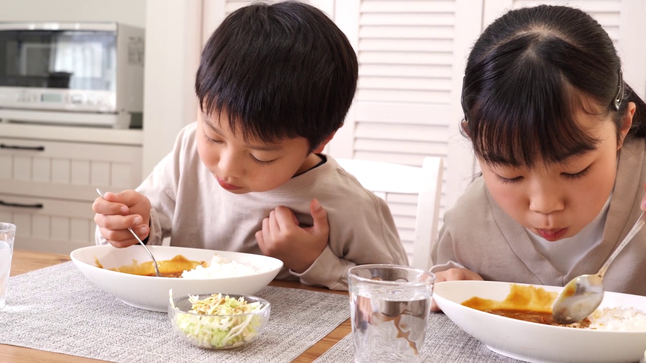 亚洲小孩在家吃咖喱饭