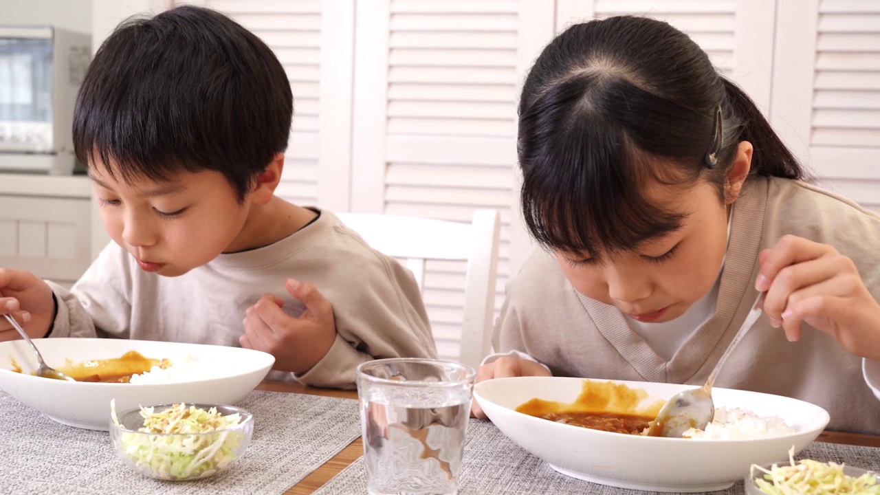 详情图-亚洲小孩在家吃咖喱饭