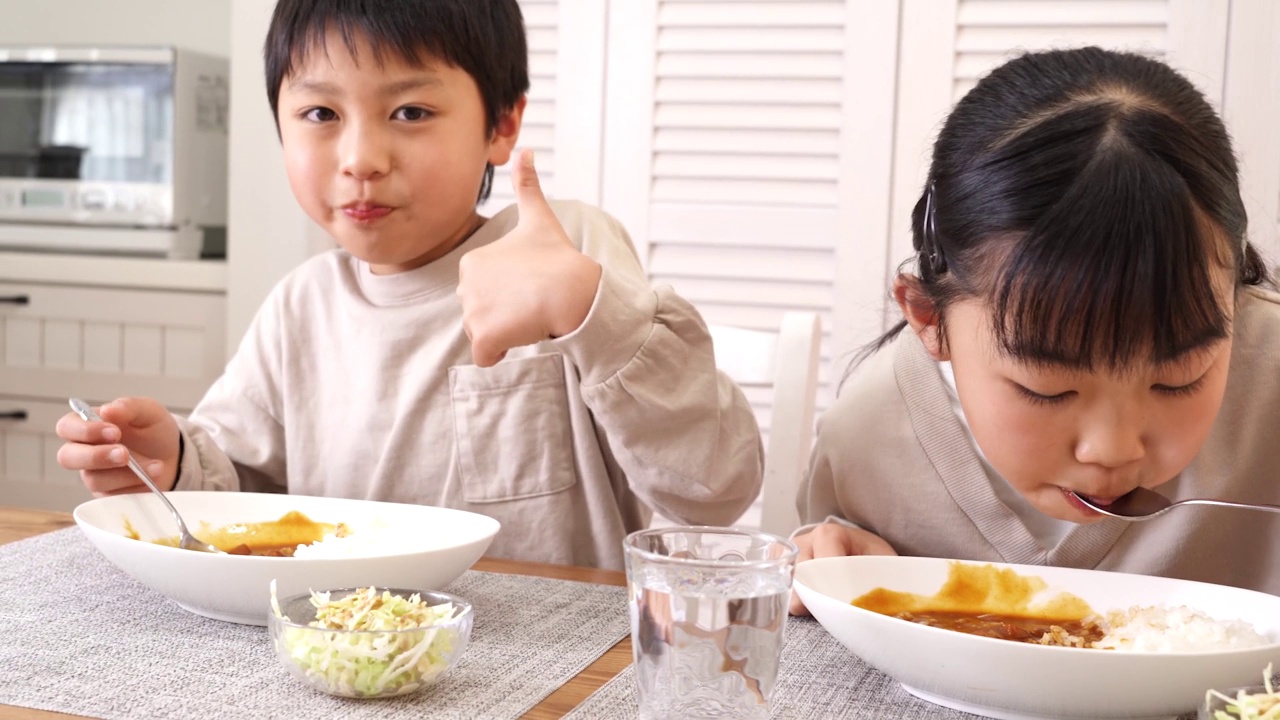 详情图-亚洲小孩在家吃咖喱饭