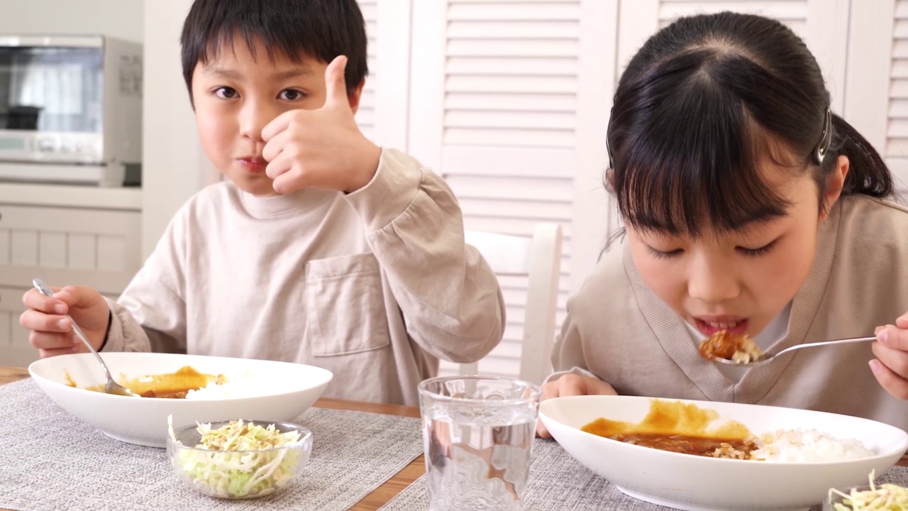 详情图-亚洲小孩在家吃咖喱饭