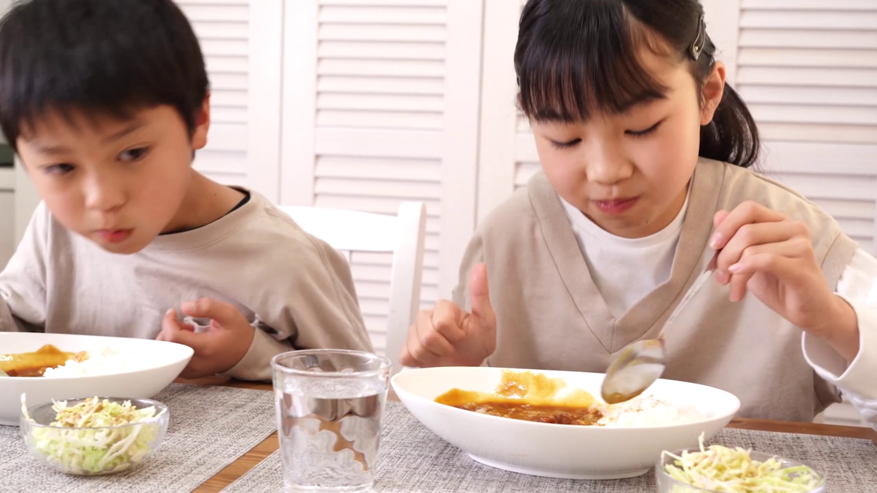 详情图-亚洲小孩在家吃咖喱饭