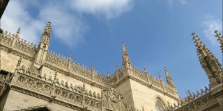蓝天映衬着格拉纳达大教堂的尖顶