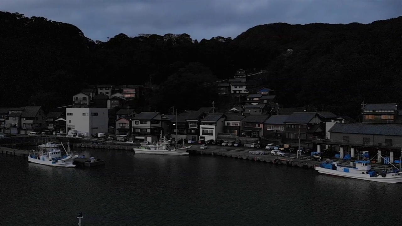 日本渔村小港口的航拍画面