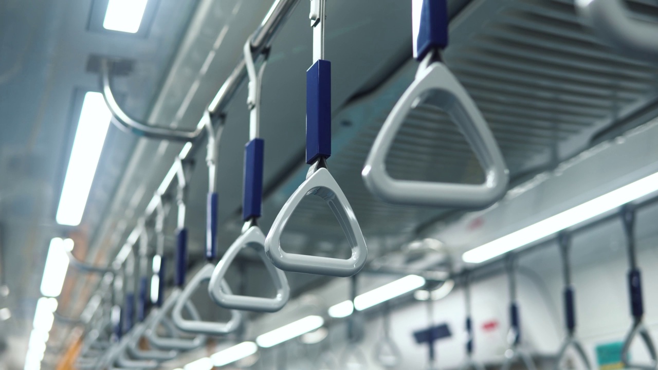 悬挂在公共交通、公共汽车或火车内部。中镜头的把手悬挂在移动的火车