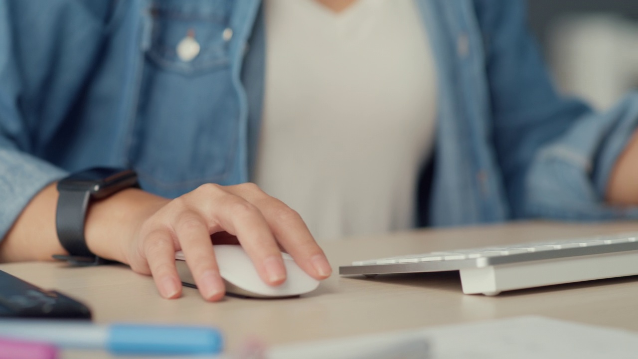 详情图-年轻的亚洲女士在客厅内用电脑订购网上购物产品和用信用卡付款。居家，自我隔离活动，防疫娱乐活动。