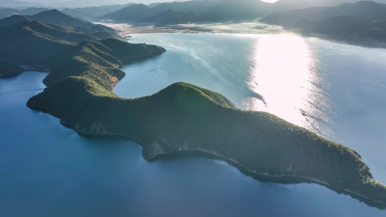 泸沽湖上奇特的岛屿和山峰