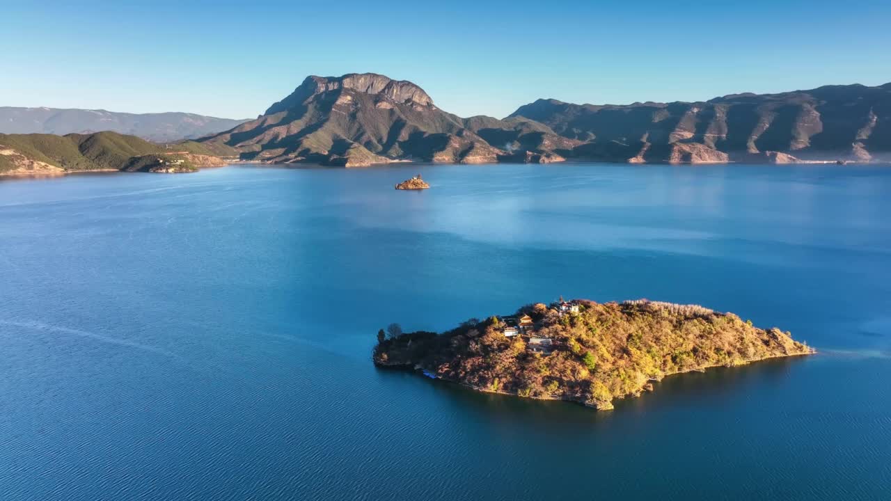 泸沽湖上奇特的岛屿和山峰