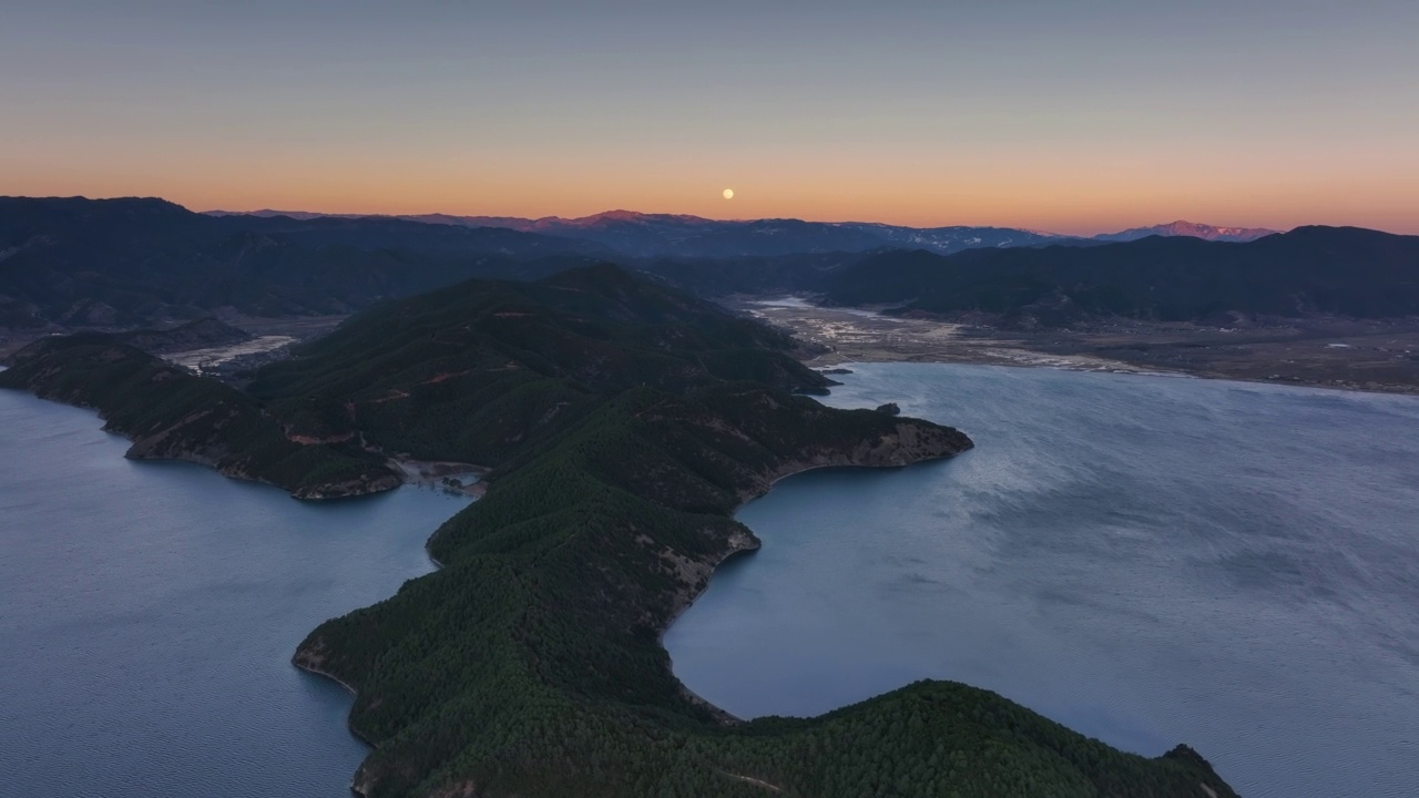 泸沽湖上，日月齐辉