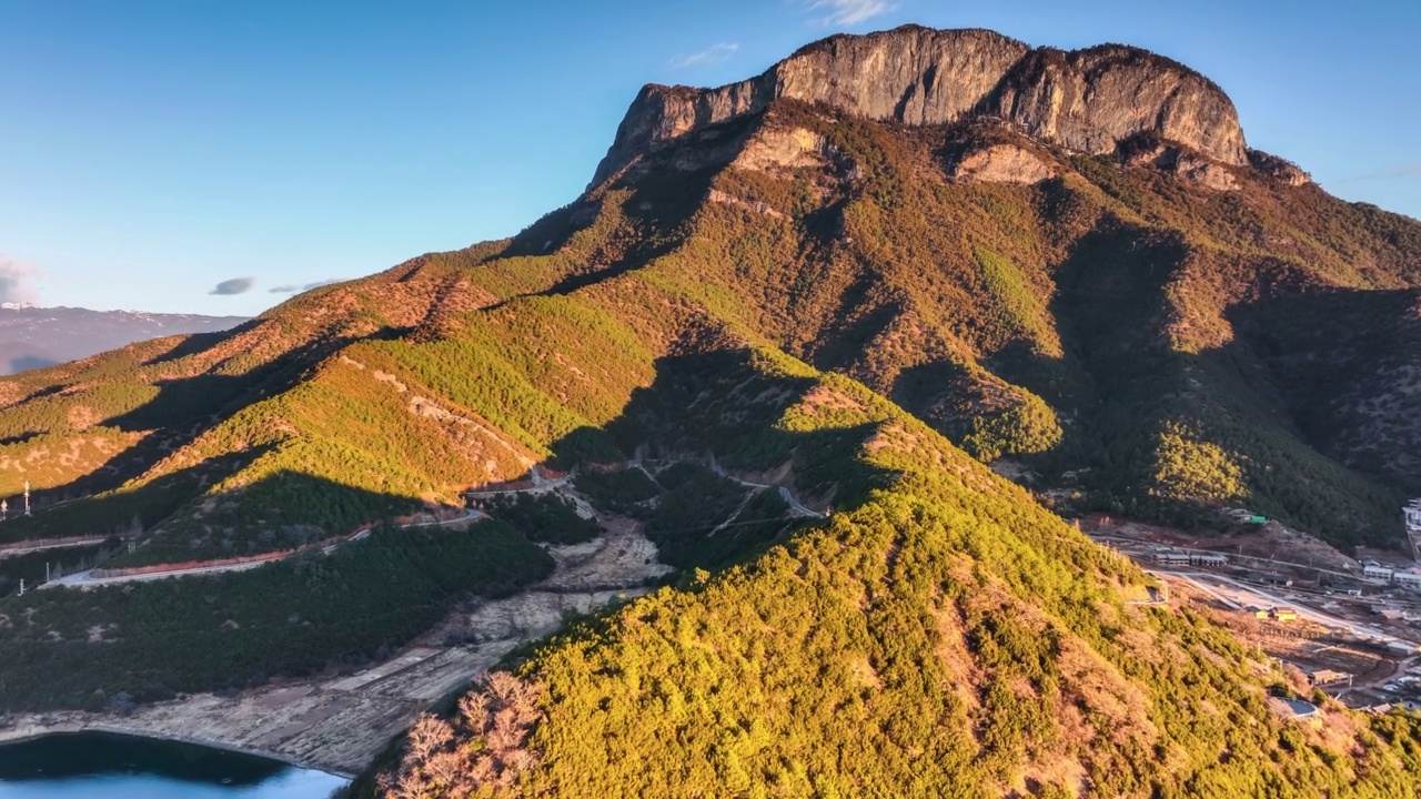 泸沽湖上奇特的岛屿和山峰