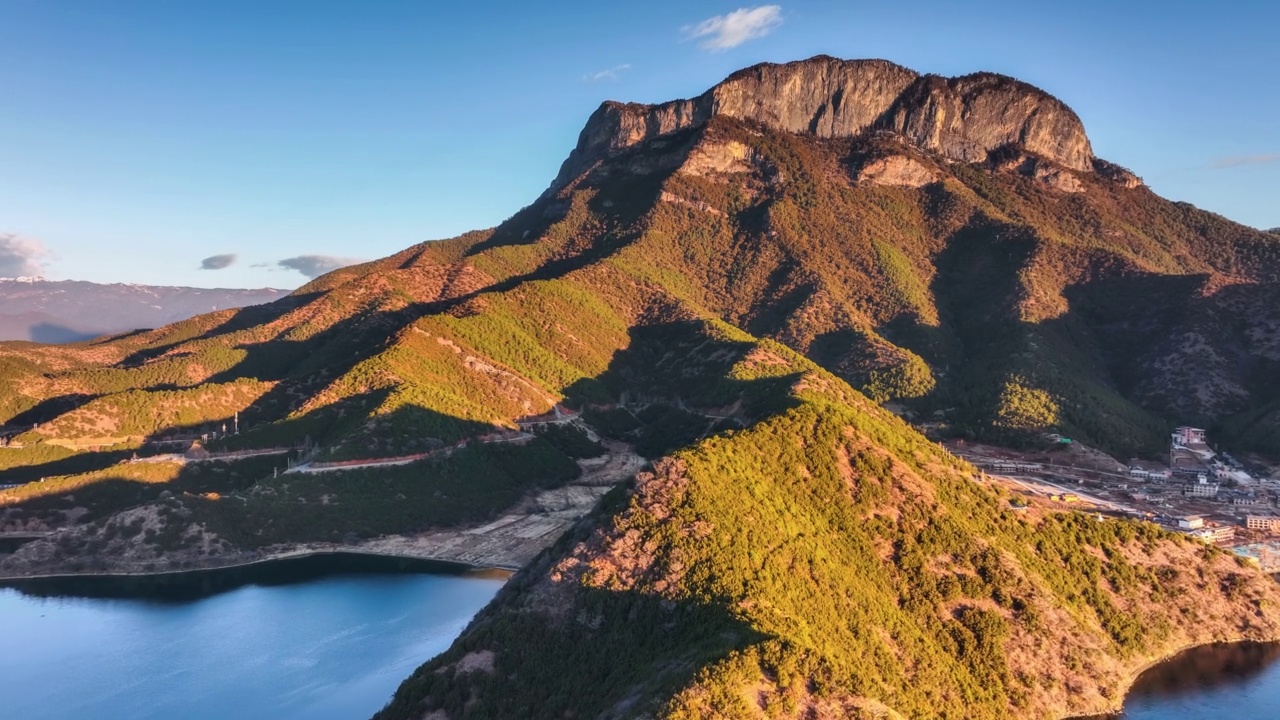 詳情圖-瀘沽湖上奇特的島嶼和山峰