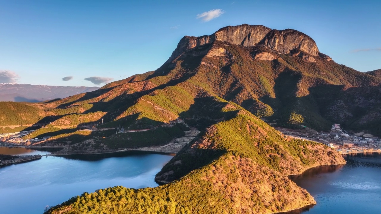 詳情圖-瀘沽湖上奇特的島嶼和山峰