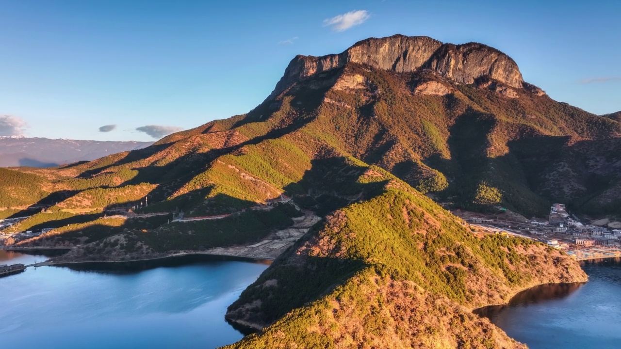 詳情圖-瀘沽湖上奇特的島嶼和山峰