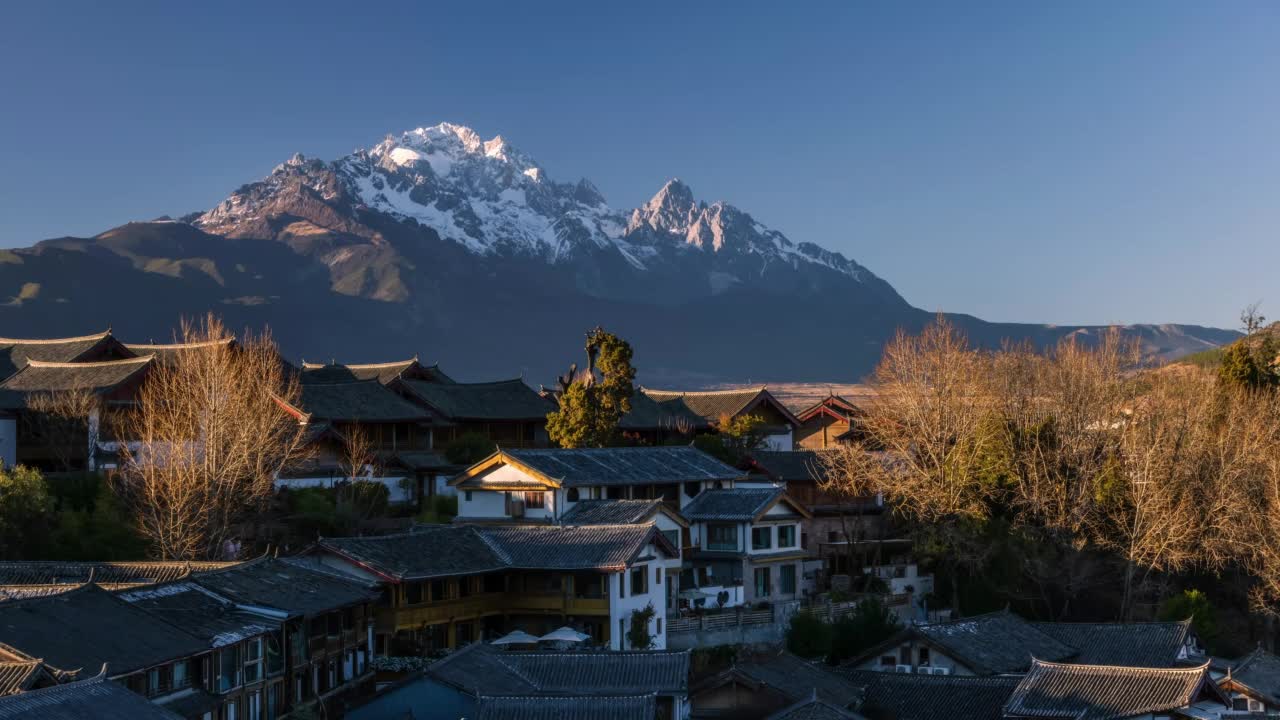 丽江古城和玉龙雪山的延时摄影