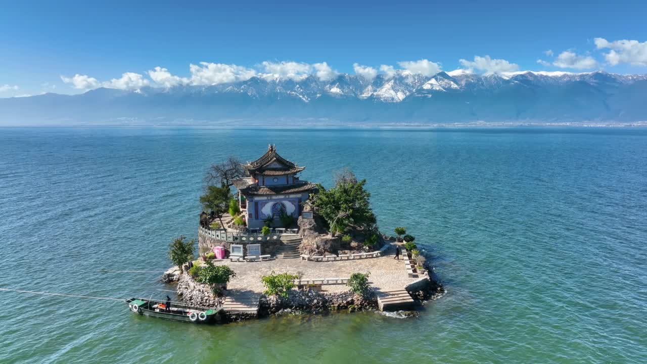 洱海有一个岛屿和寺庙