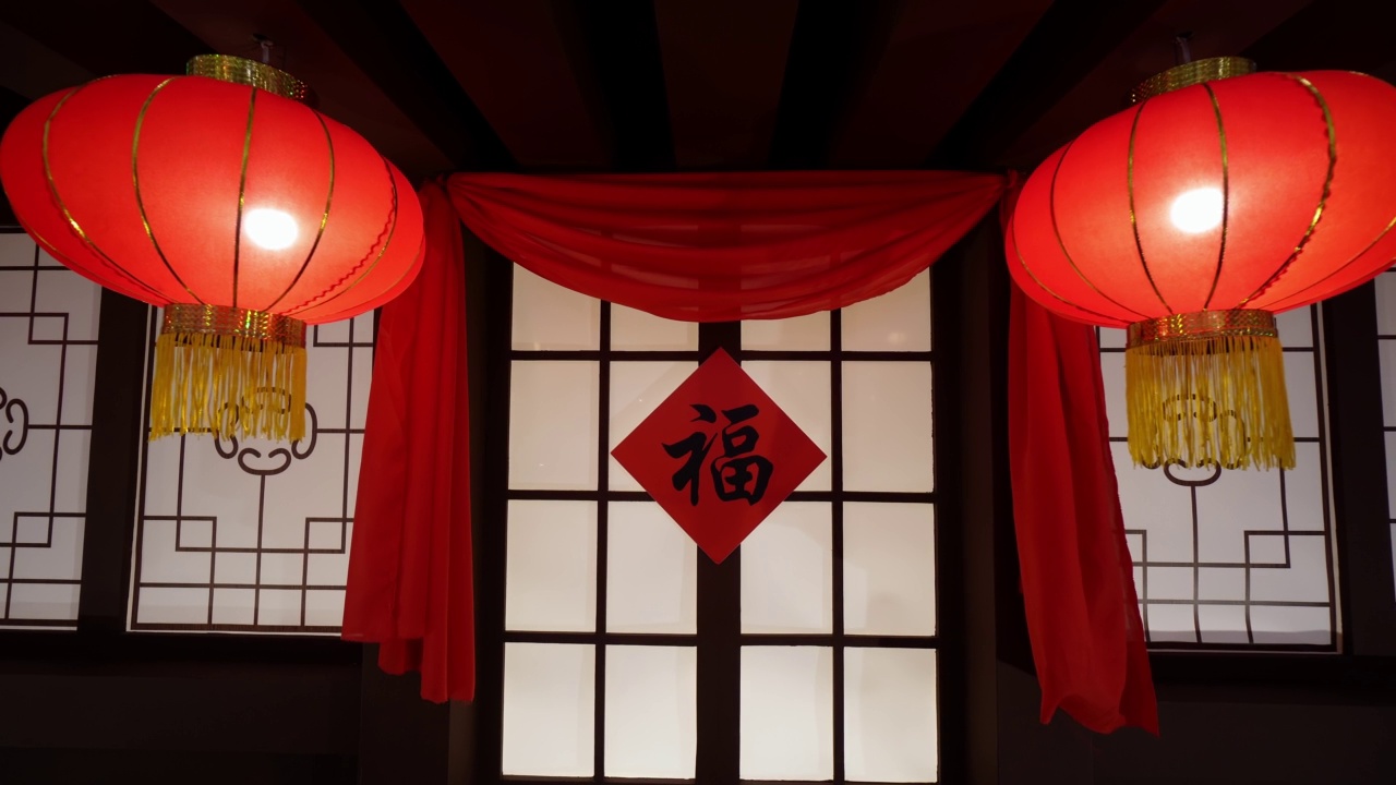 慢慢地走向貼著紅色春聯(lián)的門