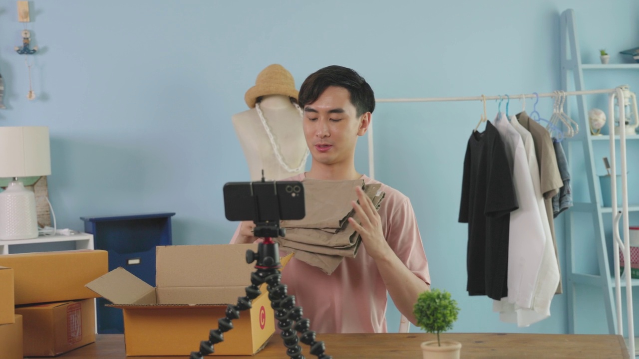 詳情圖-亞洲男性通過(guò)社交媒體使用手機(jī)直播產(chǎn)品在網(wǎng)上銷(xiāo)售產(chǎn)品