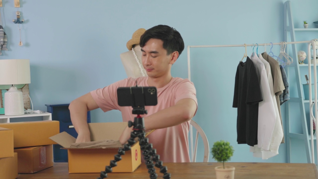 詳情圖-亞洲男性通過(guò)社交媒體使用手機(jī)直播產(chǎn)品在網(wǎng)上銷(xiāo)售產(chǎn)品