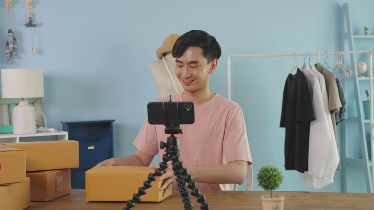 詳情圖-亞洲男性通過(guò)社交媒體使用手機(jī)直播產(chǎn)品在網(wǎng)上銷(xiāo)售產(chǎn)品