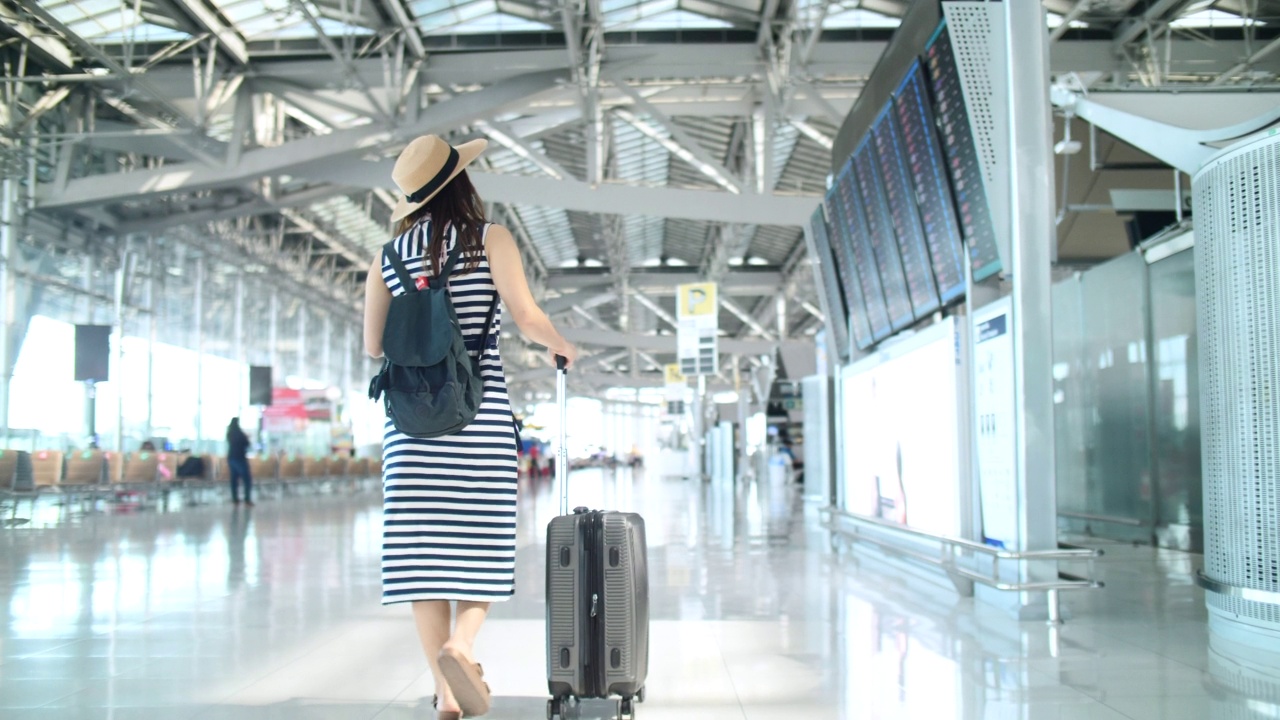 詳情圖-看機場登機牌的女人
