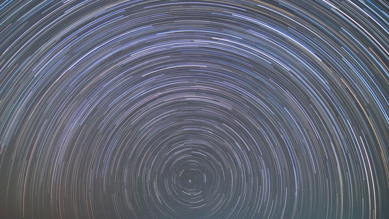 在宇宙中美丽的恒星轨迹和空间尘埃的4K延时视频运动，长时间曝光在夜空，湄莫，南邦，泰国。