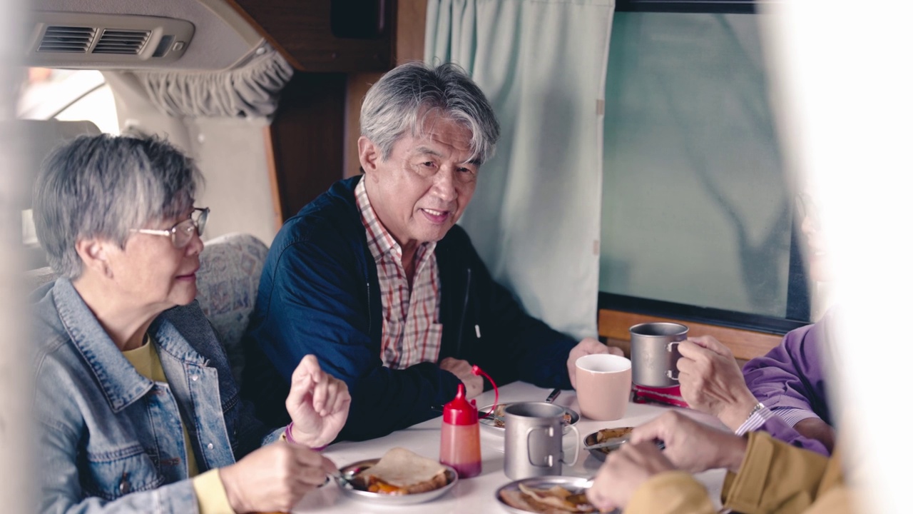 詳情圖-4位亞洲華人老年朋友在房車(chē)?yán)锵碛迷绮?></div><div   id=