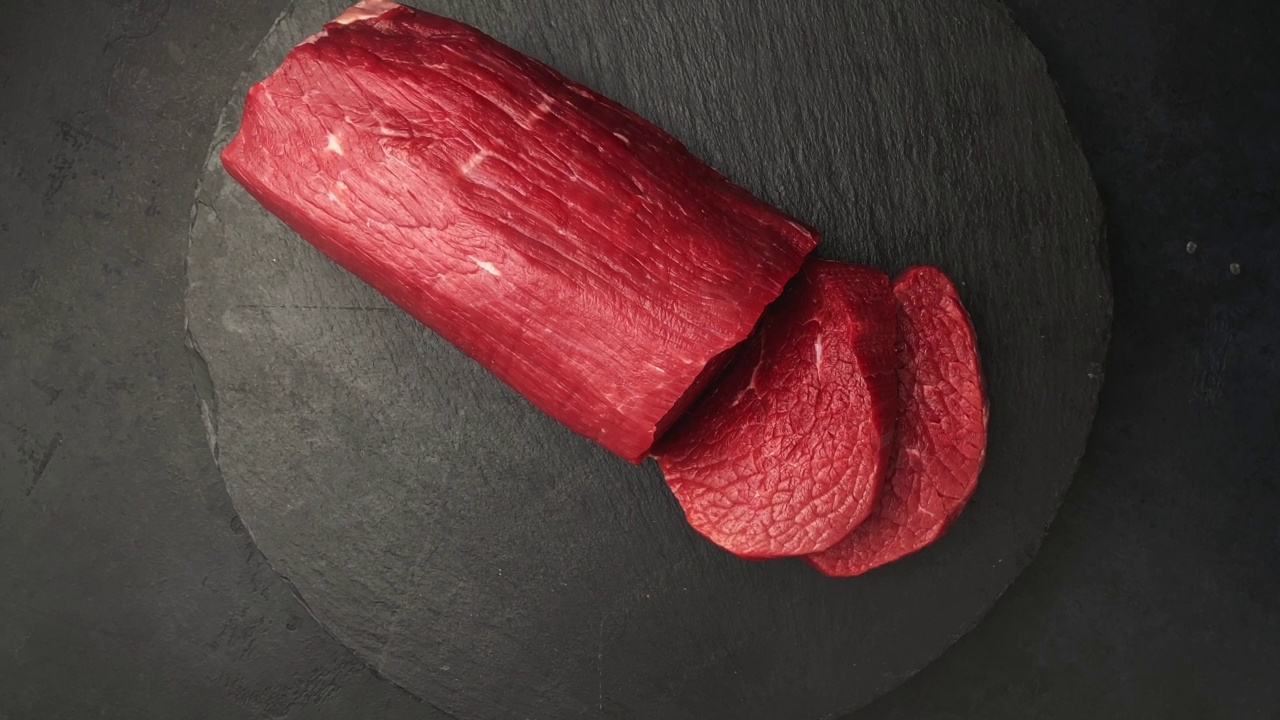 详情图-新鲜生牛肉上黑底烤牛肉，360度旋转。俯视图