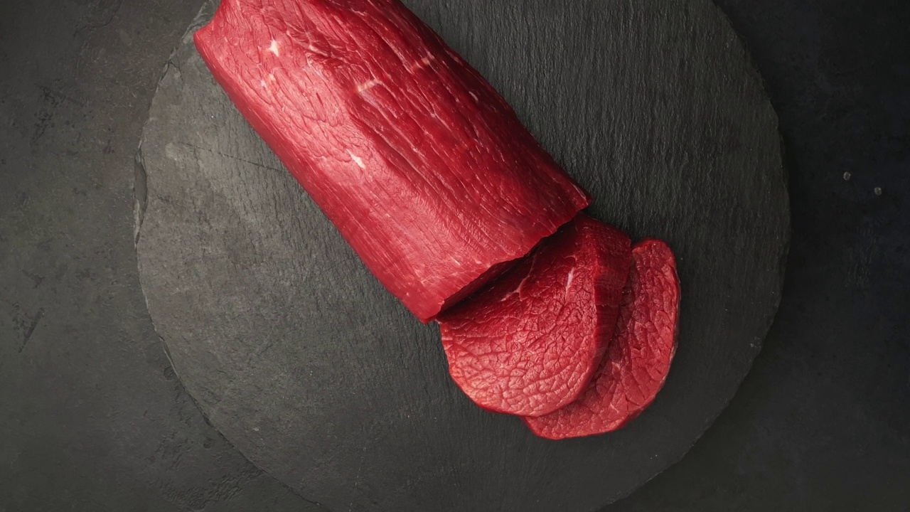 详情图-新鲜生牛肉上黑底烤牛肉，360度旋转。俯视图
