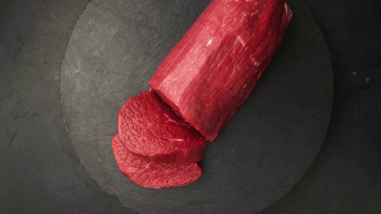详情图-新鲜生牛肉上黑底烤牛肉，360度旋转。俯视图