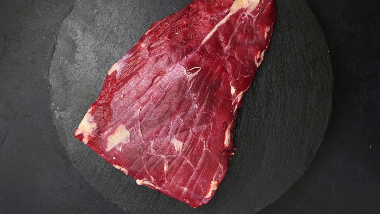 鲜生牛腩上黑底肉，360度旋转。俯视图