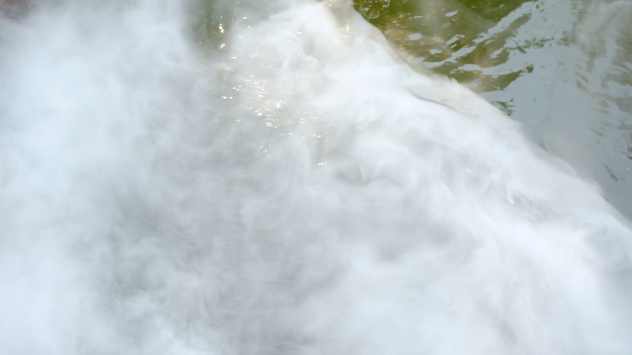 高温温泉的水面漂浮着烟雾。