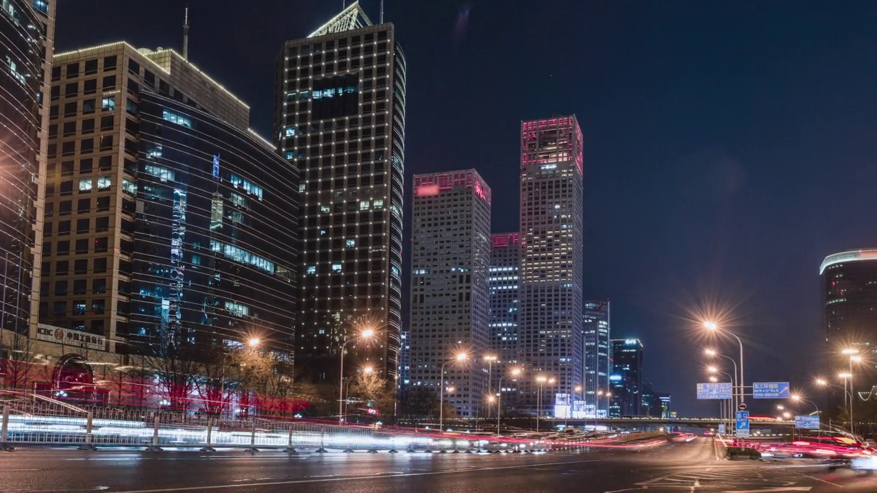 T/L北京夜间交通的低角度视图