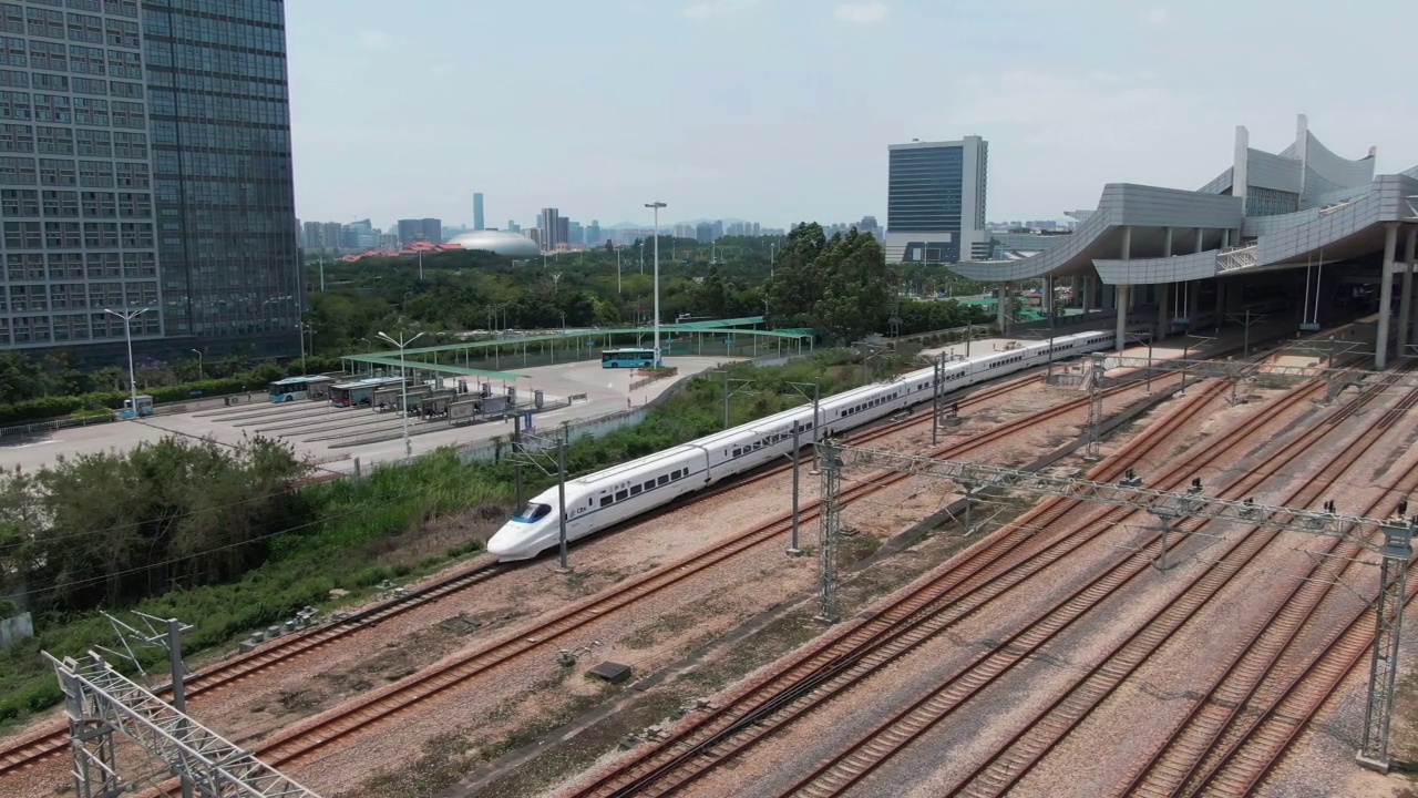 高速列車進(jìn)站