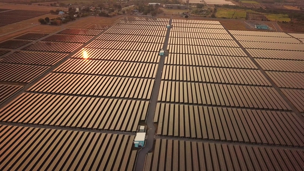 空中拍摄的太阳能电池板农场与阳光替代能源